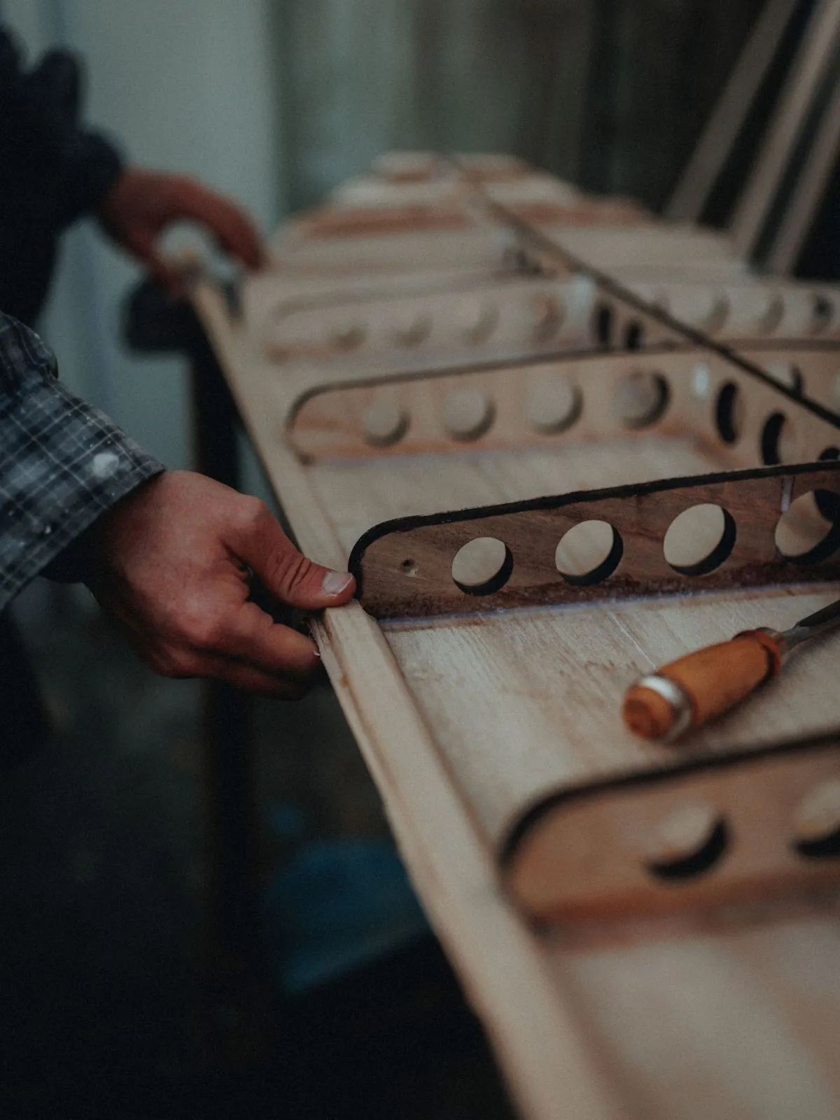 Fitting ribs to the stringer