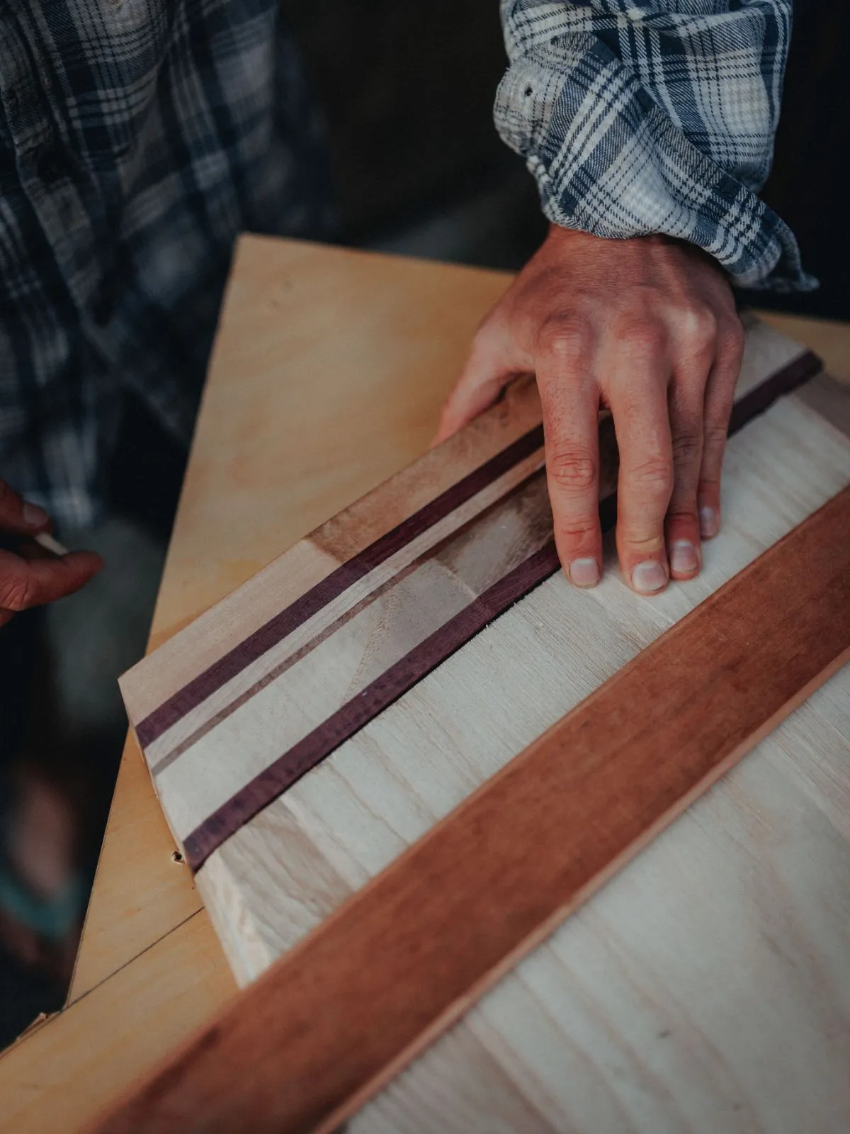 Stringer inlay, dark against pale